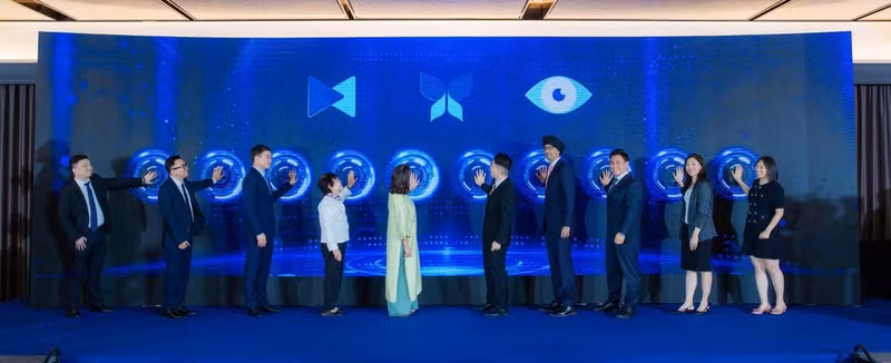 Delegates press the button to announce the completion of the investment.