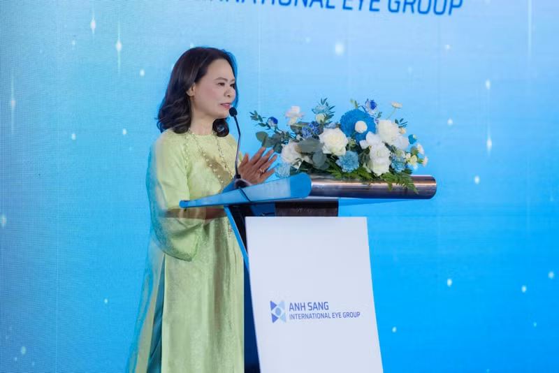 Dr Vu Thi Thanh, a People's Doctor and Director of Anh Sang Eye Hospital, formerly Director of Ha Noi Eye Hospital, speaks at the event.