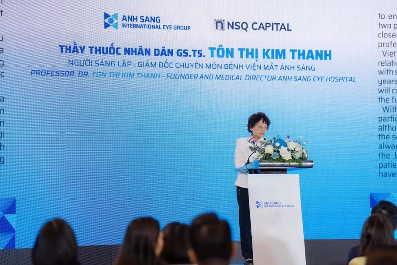 Professor, PhD, and People's Doctor Ton Thi Kim Thanh, Director of Professional Affairs at Anh Sang Eye Hospital and Chairwoman of the Viet Nam Ophthalmological Society, speaks at the event.
