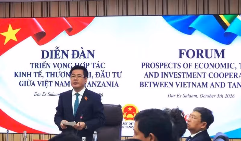 Vice President of the Vietnamese National Assembly Nguyen Hong Dien speaks at the forum. (Photo: Vietnam Trade Promotion Agency)