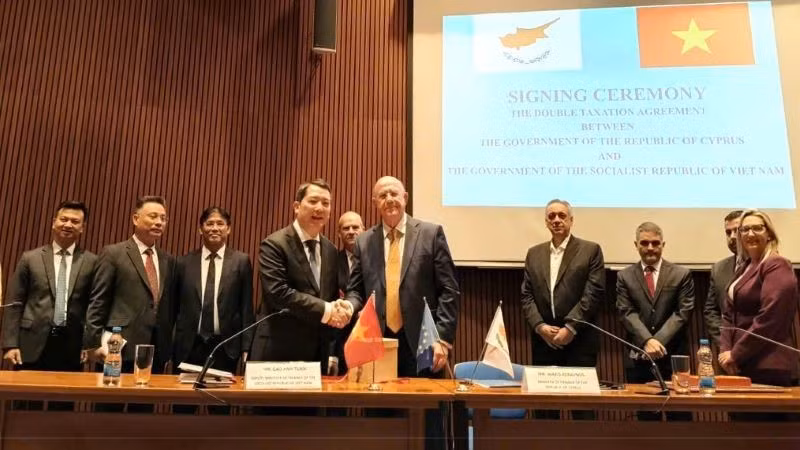 Vietnamese Deputy Minister of Finance Cao Anh Tuan and Cypriot Minister of Finance Makis Keravnos.