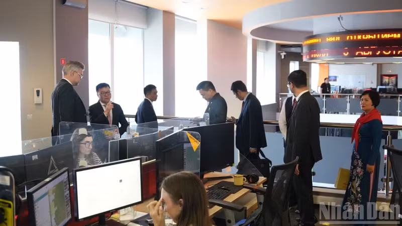 The Nhan Dan Newspaper delegation tours the newsroom. (Photo: THANH THE)