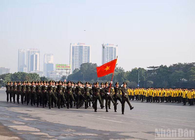 The send-off ceremony and drills for security and public order protection plans in service of the forthcoming 14th National Party Congress were held at the square of the My Dinh National Stadium in Ha Noi. (Photo: DUY LINH)