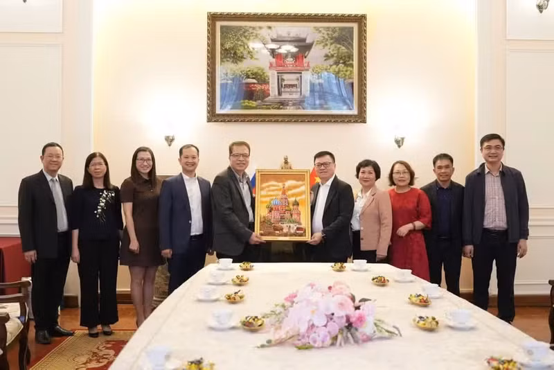 The Nhan Dan Newspaper delegation poses for a group photograph with officials and staff of the Embassy of Viet Nam in Russia. (Photo: THANH THE)