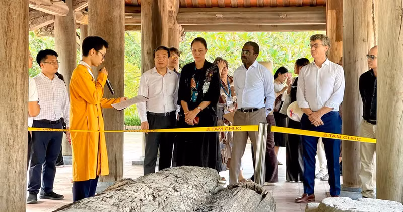 The delegation visits archaeological artefacts displayed at Tam Chuc Communal House. (Photo: YEN TRINH)