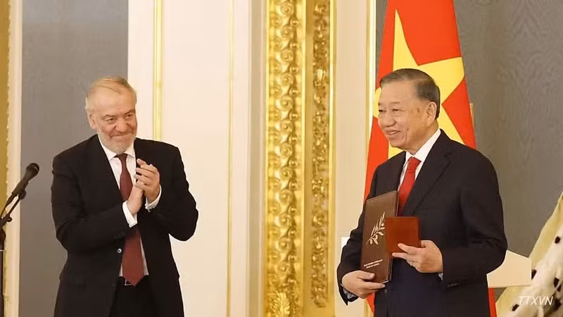 Chair of the Lev Tolstoy International Peace Prize Jury Council Valery Gergiev presents the 2026 award to General Secretary of the Communist Party of Vietnam Central Committee and President To Lam at the ceremony held at the Kremlin in Moscow on September 9, 2026. (Photo: VNA)