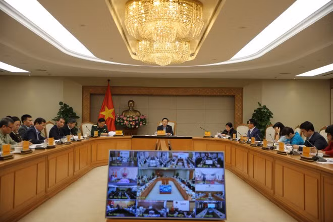 Deputy Prime Minister Tran Hong Ha speaks at the hybrid meeting to discuss draft decrees guiding the implementation of National Assembly Resolution No. 254/2025/QH15 on mechanisms and policies to address difficulties and obstacles in enforcing the Land Law. (Photo: VNA)