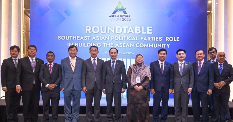 Politburo member and Minister of Foreign Affairs Le Hoai Trung poses for a photograph with delegates attending the roundtable discussion. (Photo: TRAN HAI)