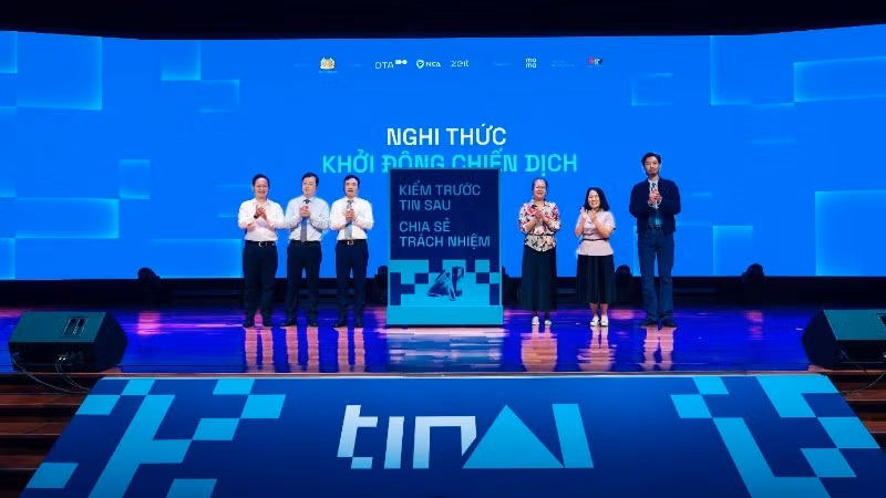 Representatives of the organising committee conduct the launch ceremony for the TinAI? Campaign.