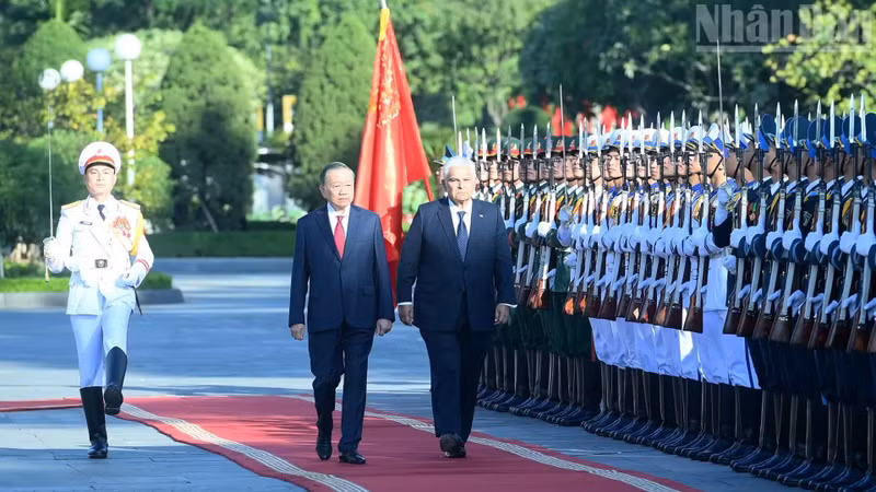 General Secretary of the Communist Party of Viet Nam Central Committee and President To Lam and Panamanian President José Raúl Mulino inspect the Guard of Honour (Photo: VNA)