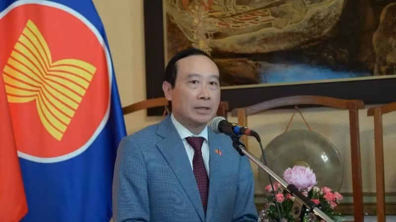 Vietnamese Ambassador to Belgium Nguyen Van Thao addresses the conference.
