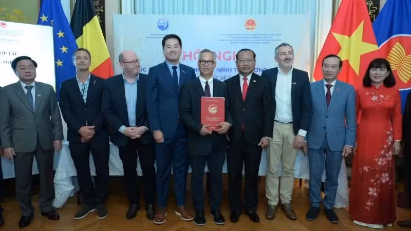 The Tay Ninh Economic Zone Authority presents an investment registration certificate for the Be Milk Production Plant Project.