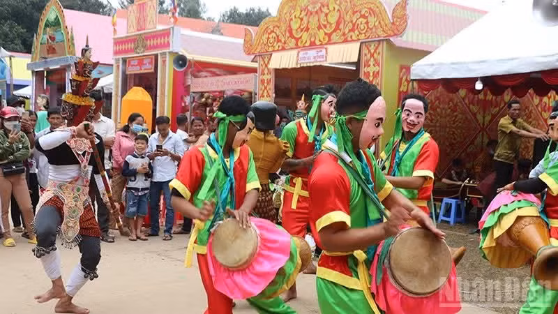 A Sa dam drum dance performance at the Ok Om Bok Festival held at Ba Om Pond in Nguyet Hoa Ward, Vinh Long Province.