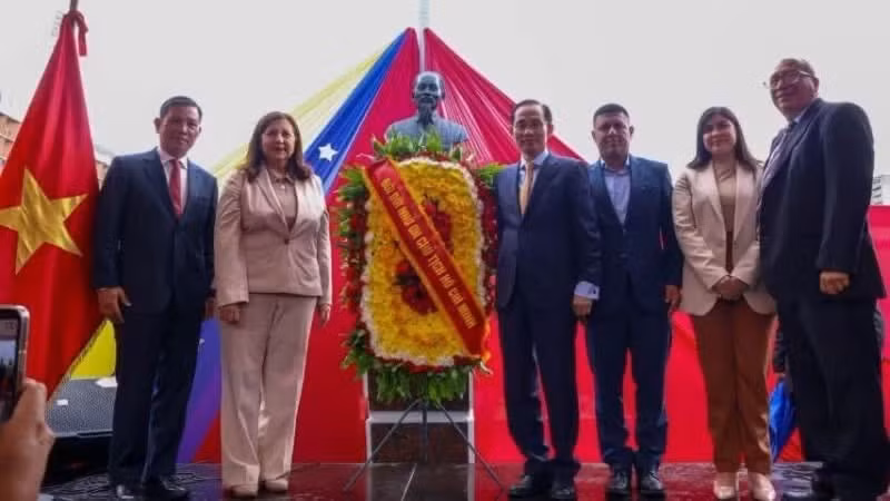 Minister of Foreign Affairs Le Hoai Trung (fourth, right) and the high-ranking Vietnamese delegation lay a wreath at the Ho Chi Minh Monument in Caracas. (Photo: Ministry of Foreign Affairs)
