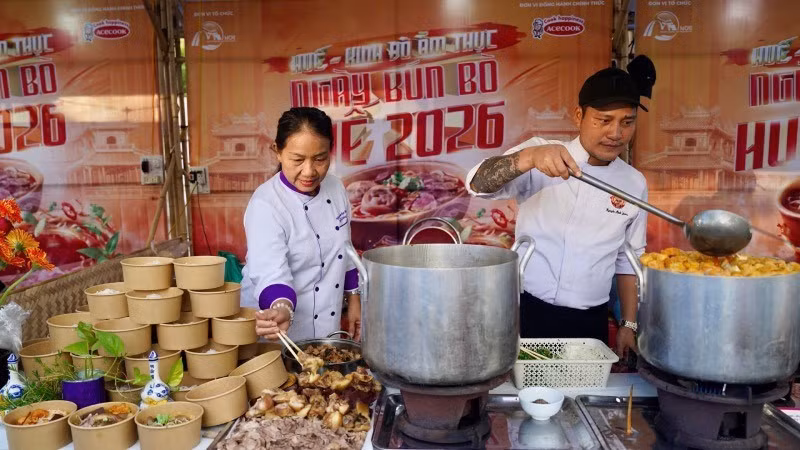 Hue beef noodle soup stalls at the festival. (Photo: Le Dinh Hoang)