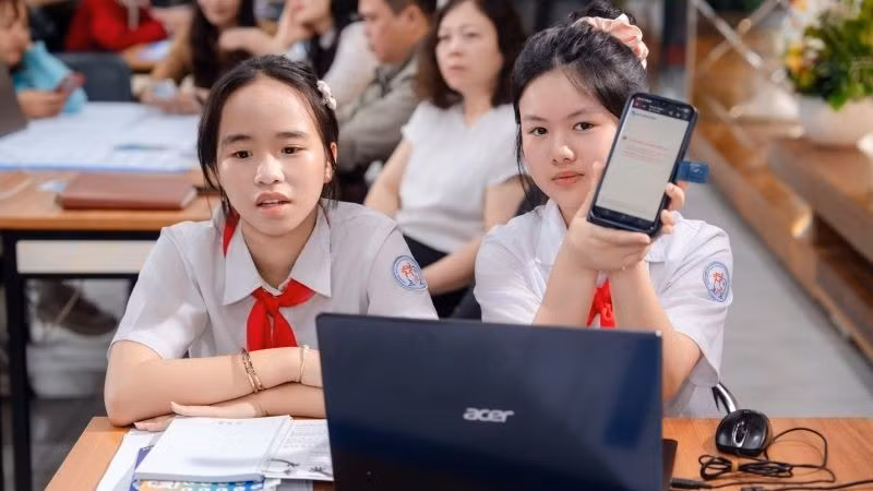 Students experience the SafeGate School Plus safe Internet solution for schools. (Photo: MSD)