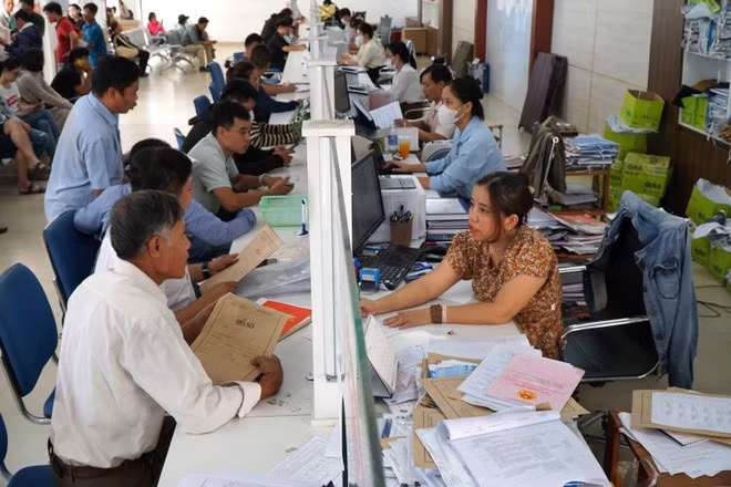 People come to do procedures at the “one-stop shop” of the People’s Committee of Hoa Vang district, Da Nang city. In the context of urgent preparations to arrange the 2-level local government apparatus, in recent months, the number of people coming to do administrative procedures in districts in Da Nang city has increased dramatically. (Photo: VNA)