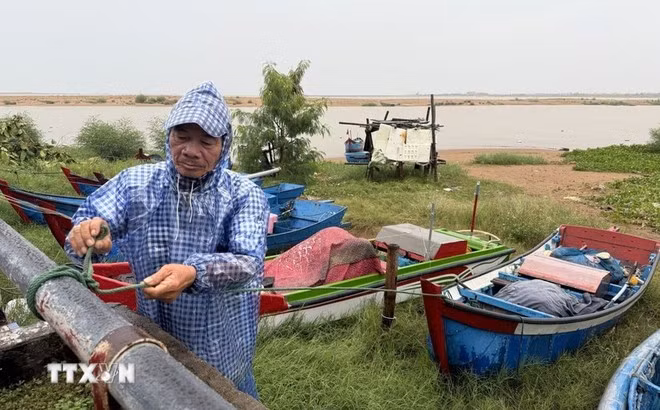 People in Dak Lak province secure their boats before Typhoon Kalmaegi makes landfall. (Photo: VNA)