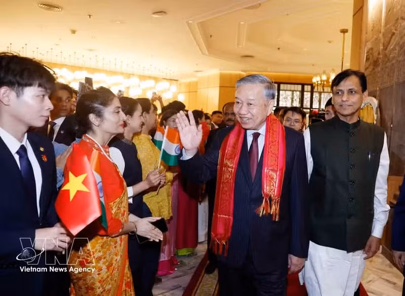 Representatives of the Vietnamese community and staff of the Vietnamese Embassy in India welcome Party General Secretary and Stae President To Lam. (Photo: VNA)