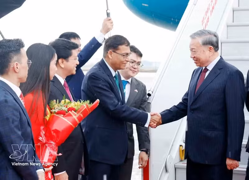 General Secretary of the Communist Party of Viet Nam Central Committee and State President To Lam is welcomed at Indira Gandhi International Airport in New Delhi on May 5. (Photo: VNA)