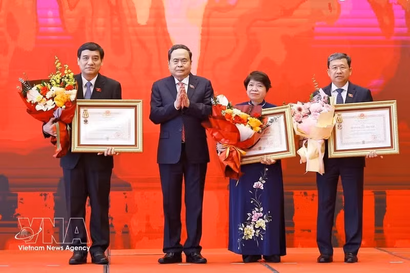 Chairman of the National Assembly Tran Thanh Man presents the third-class Independence Order to three collectives: the NA’s Committee for Culture and Education (1964–2024), the NA's Committee for Foreign Affairs (1974–2024), and the NA's Committee for Social Affairs (1964–2024). (Photo: VNA)