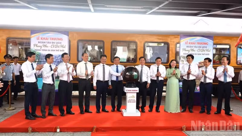 Delegates press the button to launch the “Phong Nha – Hue Ancient Capital: World Heritage Journey” tourist train. (Photo: NDO)