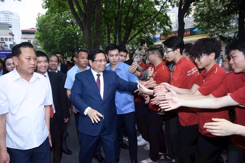 Prime Minister Pham Minh Chinh engages with students at the launch ceremony of the nationwide movement on innovation and digital transformation, held at the Posts and Telecommunications Institute of Technology. (Photo: TRAN HAI)