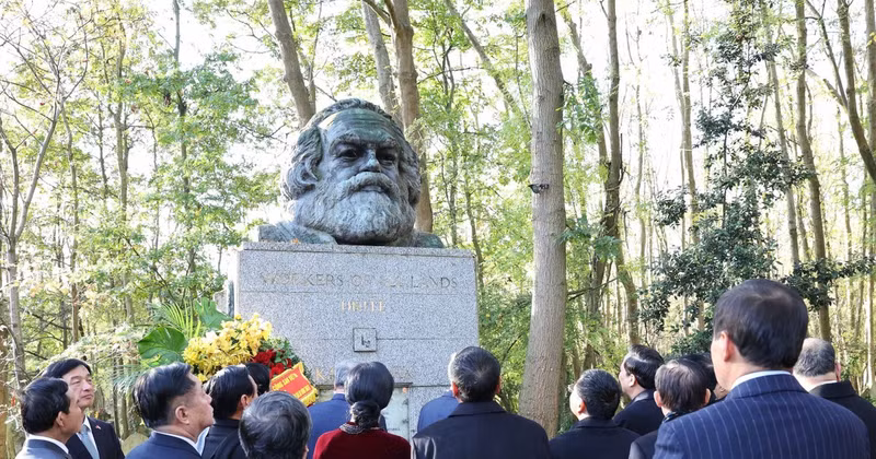 During an official visit to the UK, on October 28, 2025, General Secretary To Lam, his spouse, and a high-level Vietnamese delegation laid a wreath at the grave of Karl Marx — the leader of the proletariat — at Highgate Cemetery in London. (Photo: Thang Nhat/VNA)