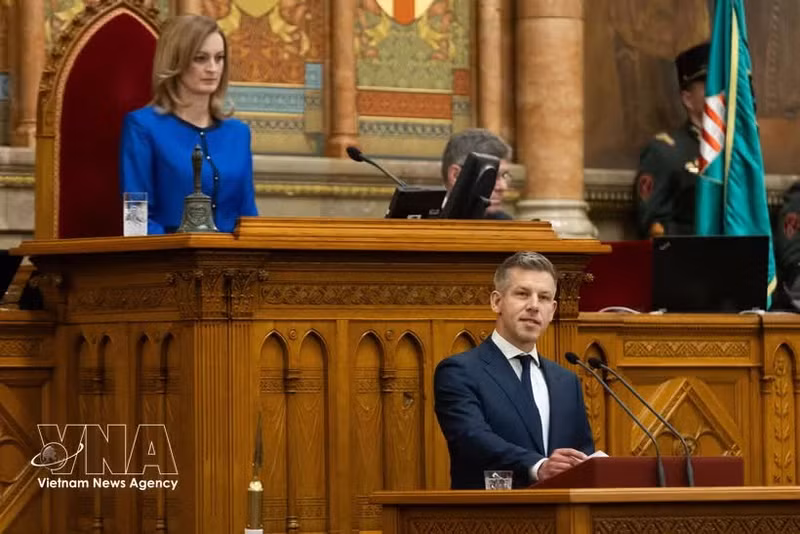 New Hungarian Prime Minister Peter Magyar (front) at the swearing-in ceremony of the new Government in Budapest on May 12, 2026. (Photo: Xinhua/VNA)