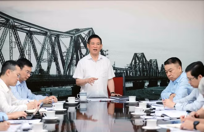 Deputy PM Ho Duc Phoc chairs a meeting on September 16 to review monetary policy and gold market management over the past nine months and chart directions for the period ahead. (Photo: VNA)