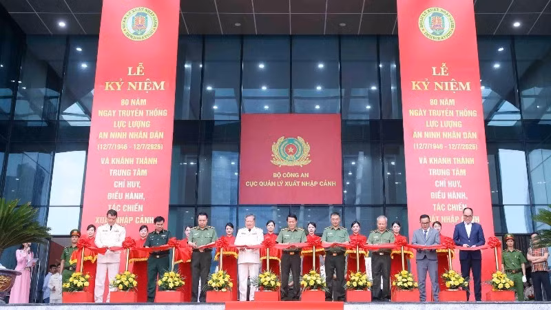 Delegates cut the ribbon to inaugurate the immigration command, operations, and control centre.