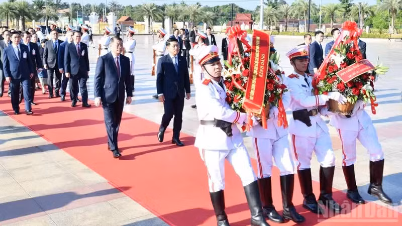 Vietnamese Prime Minister Le Minh Hung and his Lao counterpart Saleumxay Kommasith visit the Laos–Viet Nam Friendship Park in Vientiane and lay flowers in tribute to the countries’ revered leaders on October 9, 2026. (Photo: VNA)
