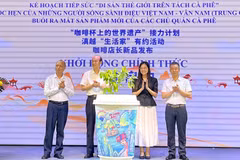 Delegates perform the launch ceremony at the programme. (Photo: Yen Trinh)