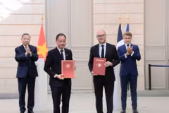Professor and Doctor Tran Hong Thai, President of the Viet Nam Academy of Science and Technology, presents a Letter of Intent on cooperation to promote the VNREDSat-2 Project to Sebastien Martin, Deputy Minister for the Economy, Finance and Industrial, Energy and Digital Sovereignty of the French Republic, in the presence of General Secretary and President To Lam and President of the French Republic Emmanuel Macron.