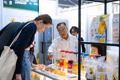 A visitor enjoys sampling Vietnamese soft-dried fruit. (Photo: VNA)