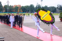 King of Thailand Maha Vajiralongkorn Phra Vajiraklaochaoyuhua and Queen Suthida Bajrasudhabimalalakshana lay a wreath and pay tribute to President Ho Chi Minh at his Mausoleum.