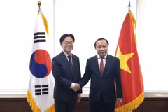 Vietnamese Minister of Science and Technology Vu Hai Quan (right) and RoK Minister of Trade, Industry and Resources Kim Jung Kwan at their meeting on September 30 (Photo: vnexpress.net)