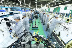Efforts to drive national economic growth must go hand in hand with business stability and resilience. (Photo: THANH DAT)