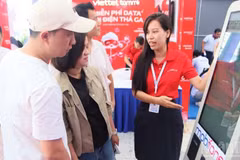 Residents experience a public administrative service kiosk. (Photo: VU TAN)