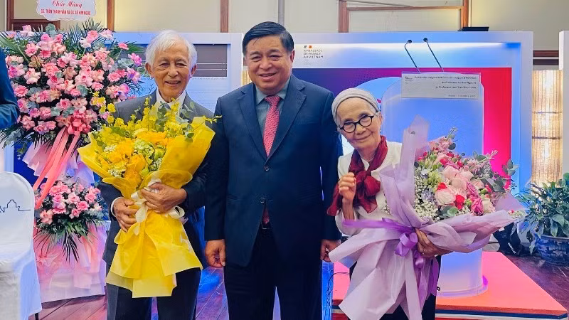 Professor Tran Thanh Van and Professor Le Kim Ngoc are pictured with Deputy Prime Minister Nguyen Chi Dung.