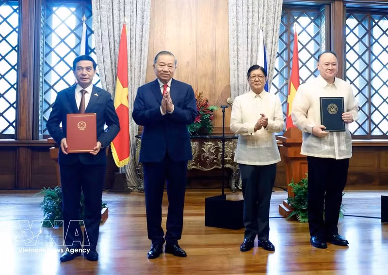 General Secretary of the Communist Party of Viet Nam Central Committee and State President To Lam (second, left), and Philippine President Ferdinand Romualdez Marcos Jr. (second, right) witness the exchange of a Memorandum of Understanding (MoU) on defence cooperation between the Ministry of National Defence of Viet Nam and the Ministry of Defence of the Philippines. (Photo: VNA)