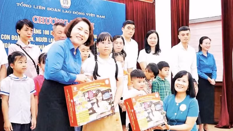 Leaders of the Viet Nam General Confederation of Labour present gifts to the children of workers in the Viet Nam Coal and Mineral sector during the 2026 Action Month for Children. (Photo: PHUONG CHI)