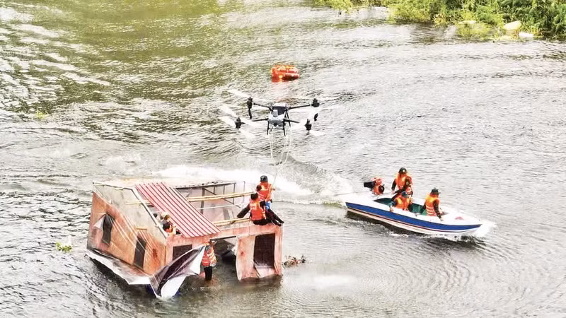 Hue conducts disaster rescue drills utilise a range of support equipment and vehicles. (Photo: Duong Quang Tien)