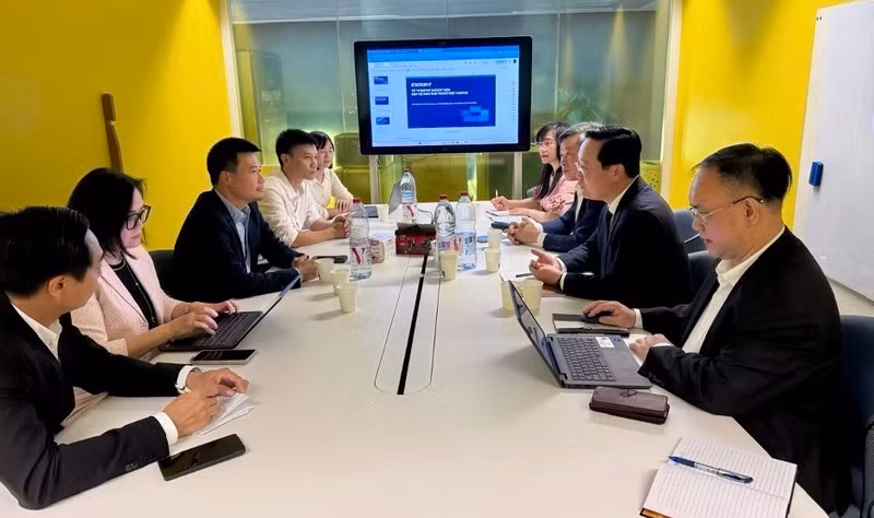 The meeting between the delegation from the CPV Central Committee’s Commission for Policy and Strategy and Station F (Photo: cscltw.dcs.vn)