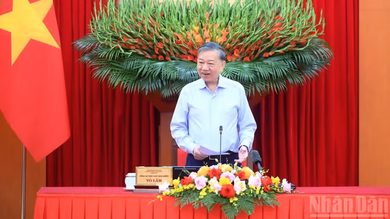 General Secretary and President To Lam presides over the second meeting of the Steering Committee tasked with reviewing 100 years of the Party’s leadership of the Vietnamese revolution, outlining the direction for national development over the next 100 years, and reviewing 40 years of implementing the Platform for national construction during the transition to socialism. (Photo: Dang Khoa)