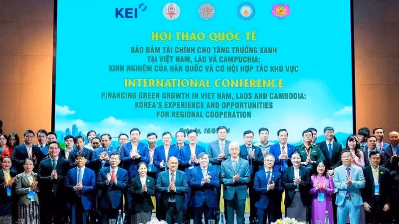 Delegates attending the conference pose for a commemorative photo. (Photo: BP)