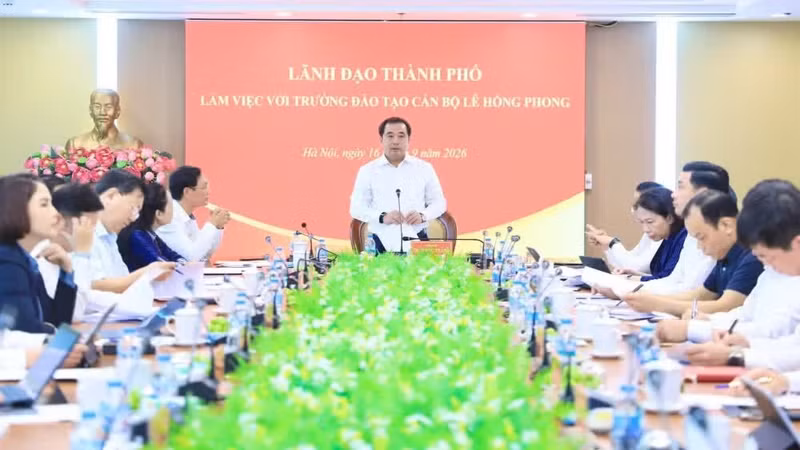 Ha Noi Party Committee Secretary Tran Duc Thang presides over a working session with the Le Hong Phong Cadre Training School. (Photo: Quang Thai/chinhphu.vn)
