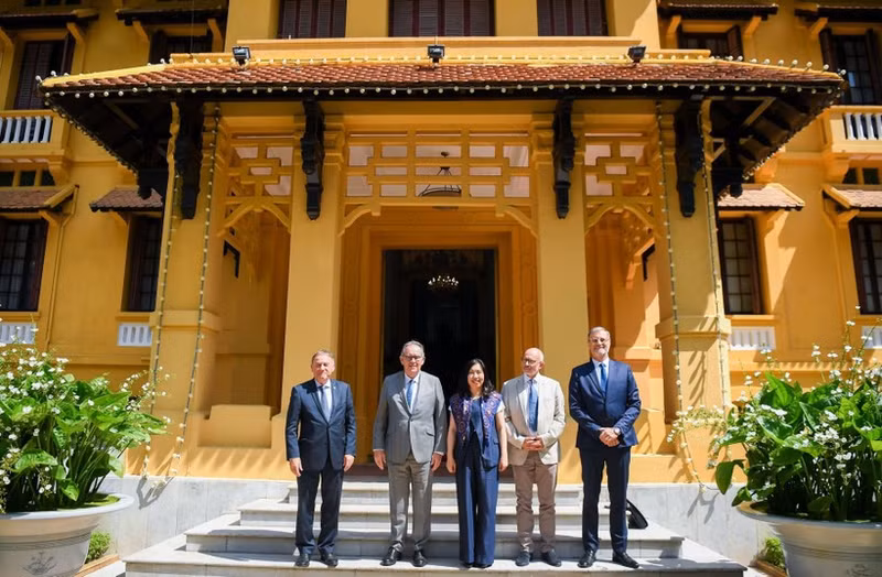 Deputy Foreign Minister Le Thi Thu Hang and the delegation of the France – Vietnam Parliamentary Friendship Group in the French Senate in Hanoi on September 19. (Photo: Ministry of Foreign Affairs of Vietnam)