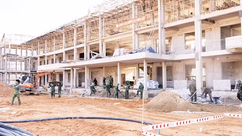 Construction units are focusing on building a boarding school for primary and secondary levels in the border communes of A Luoi, Hue City.