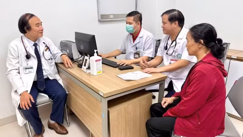Director of Bach Mai Hospital Dao Xuan Co personally examines and advises patients.